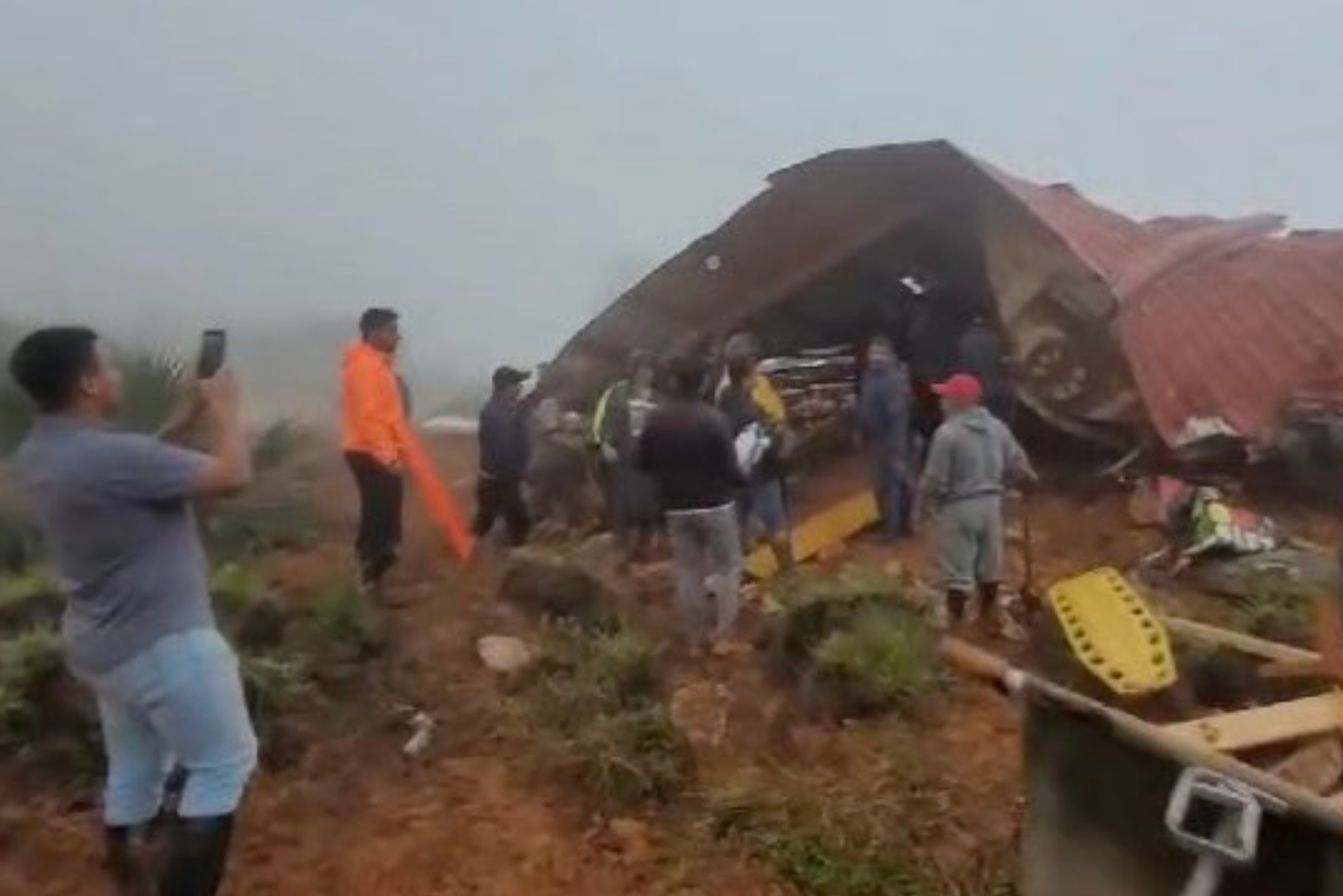 Cuatro personas atrapadas y una casa destruida en Célica, Loja, por las fuertes lluvias.