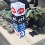 Desde cubos con logos de medios de comunicación hasta uniformes policiales y militares se han hallado tras una serie de allanamientos.