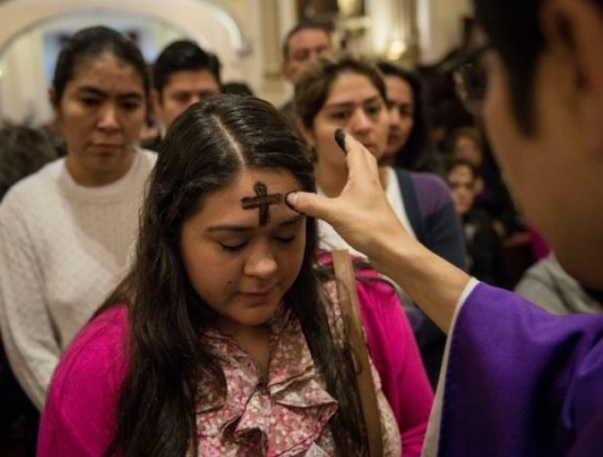 El miércoles de ceniza marca el inicio de la Cuaresma en la Iglesia Católica, invitando a los fieles a un tiempo de reflexión.