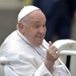 El papa Francisco presenta una mejoría consolidada y está fuera de peligro