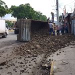 El volcamiento de una volqueta se registró frente a la Universidad San Gregorio, en Portoviejo, este miércoles 12 de marzo del 2025.