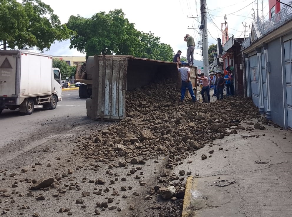 El volcamiento de una volqueta se registró frente a la Universidad San Gregorio, en Portoviejo, este miércoles 12 de marzo del 2025.