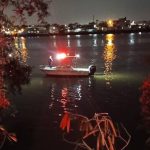 Elementos del Cuerpo de Bomberos utilizaron botes durante las tareas de rescate de tres adolescentes en el Estero Salado.