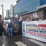 Empleados de la (CNEL), Unidad de Negocios Santo Domingo, realizaron un plantón frente a las oficinas de la entidad.