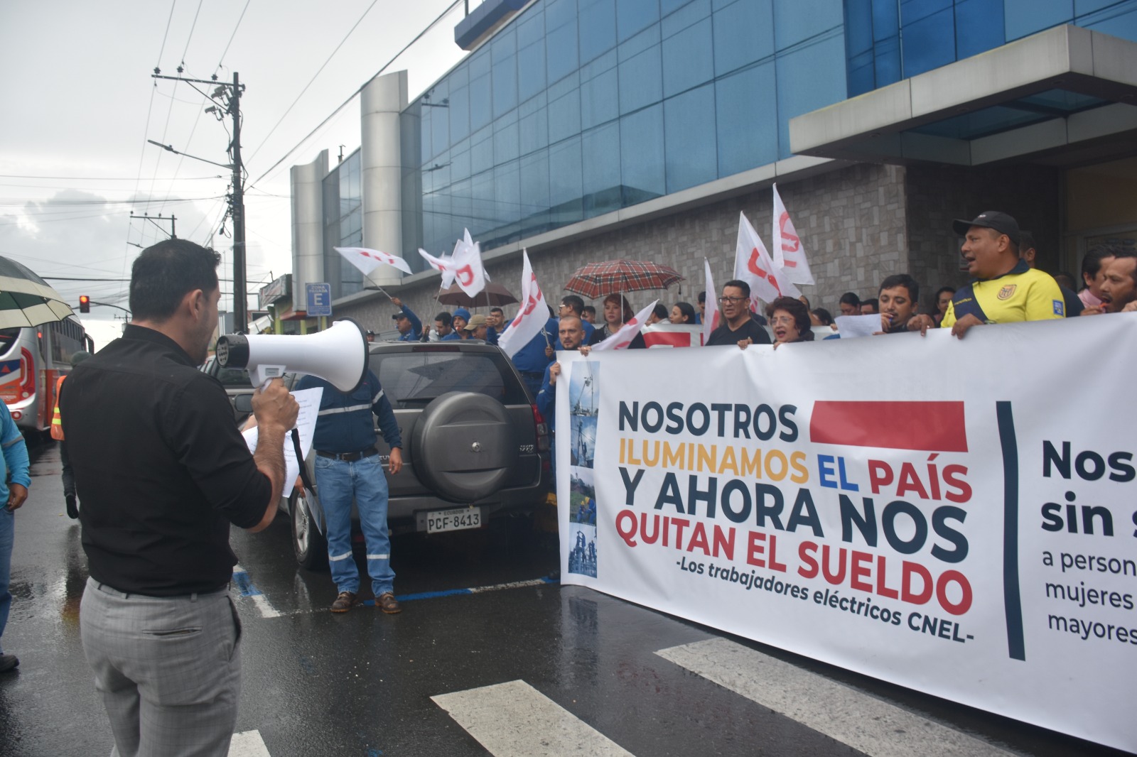 Empleados de la (CNEL), Unidad de Negocios Santo Domingo, realizaron un plantón frente a las oficinas de la entidad.