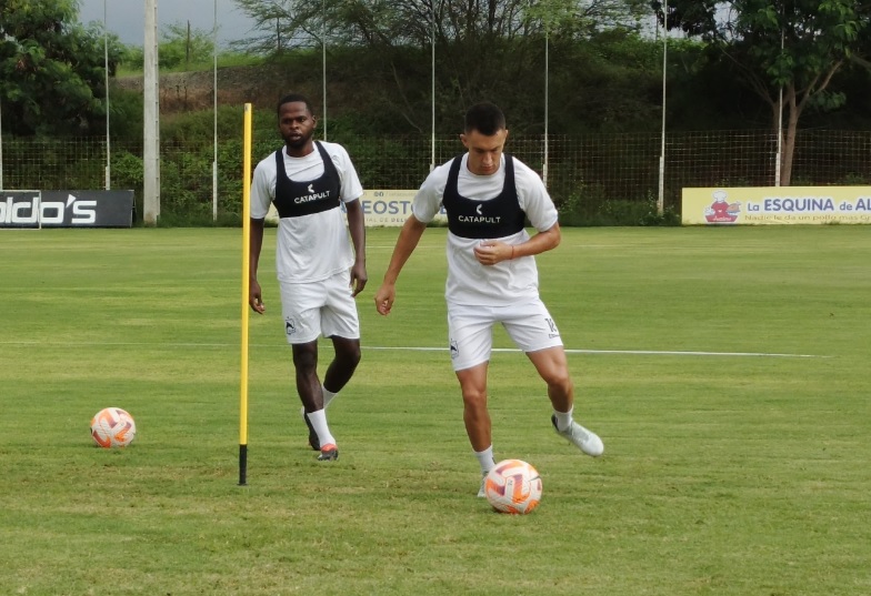 DELFÍN ENTRENA EN EL BARRIO LOS GARANIOS
