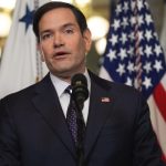 Estados Unidos impone restricciones de visado a funcionarios acusados de facilitar migración irregular.