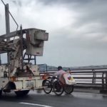 Insólito. Un hombre en silla de ruedas se agarra de camión para cruzar el Puente de la Unidad Nacional en Guayaquil.