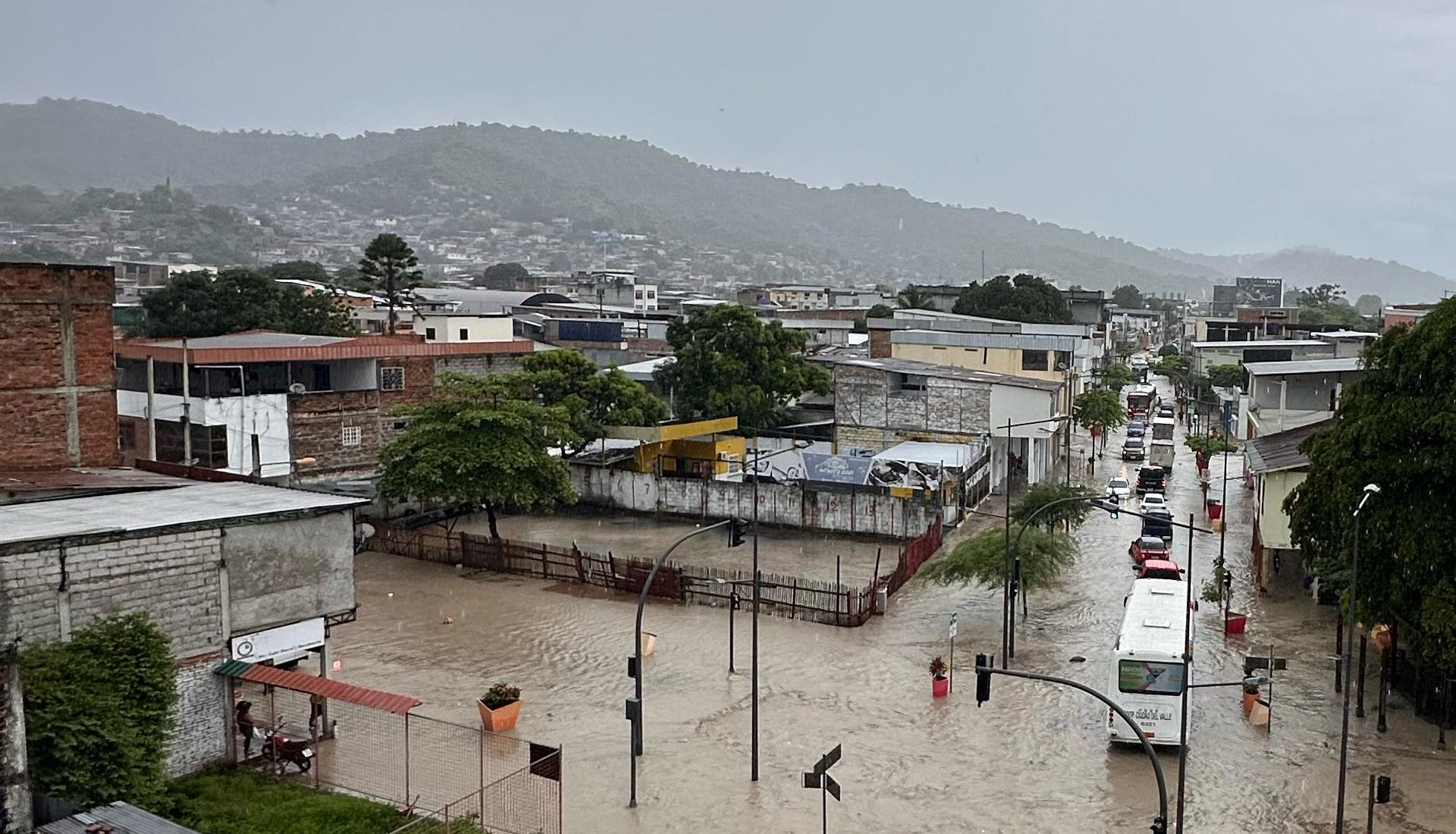 Intensas lluvias y fuertes truenos azotan Portoviejo, Manabí y varias zonas del país.