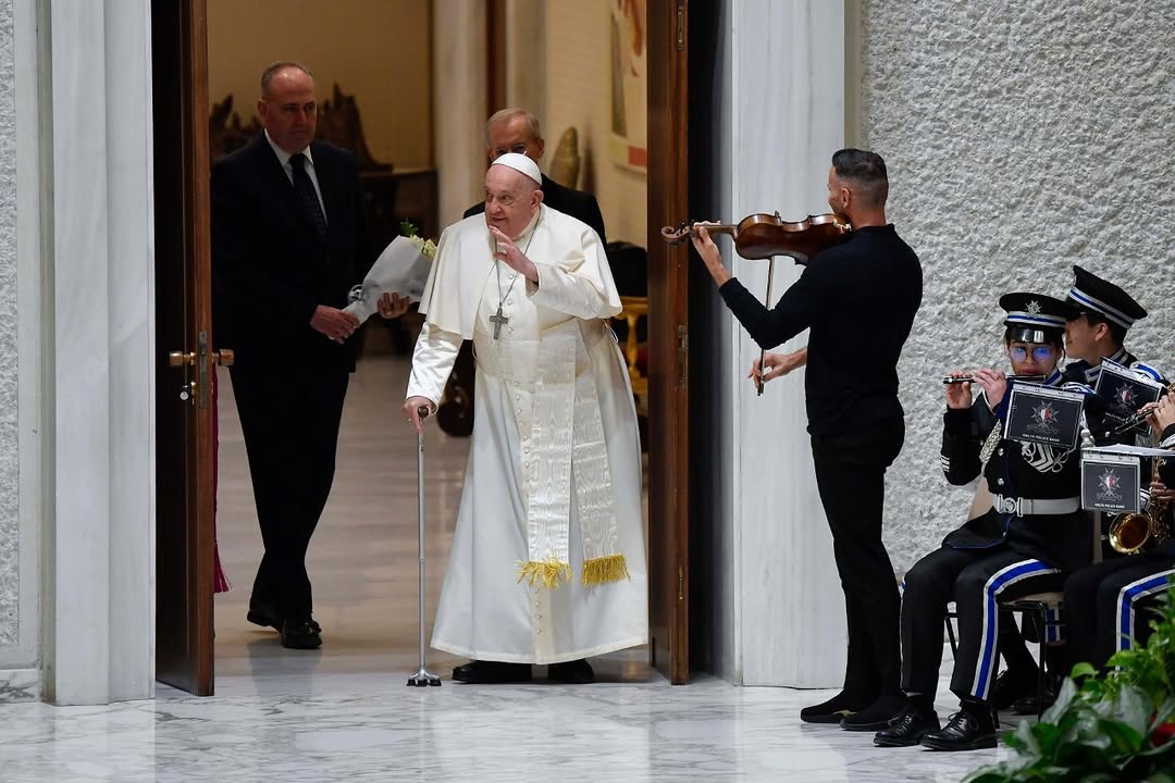 Internacional. Papa Francisco pasó la noche tranquila tras tres semanas internado por neumonía