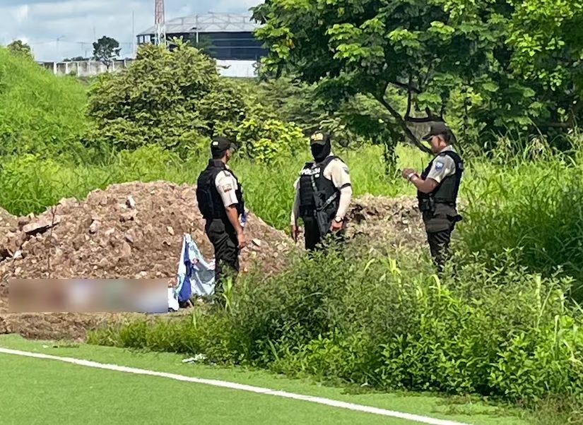 La mujer asesinada tenía tenido el cabello de color naranja. Ocurrió en el mismo  lugar donde hubo una masacre en Guayaquil.