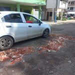 Con ladrillos los moradores de la calle 17 han rellenado los baches de la vía.