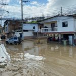 Los barrios afectados por el desborde de dos ríos, en Manta, no tienen agua para cubrir sus más principales necesidades.