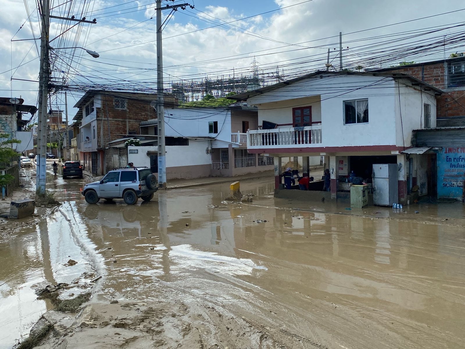 Los barrios afectados por el desborde de dos ríos, en Manta, no tienen agua para cubrir sus más principales necesidades.