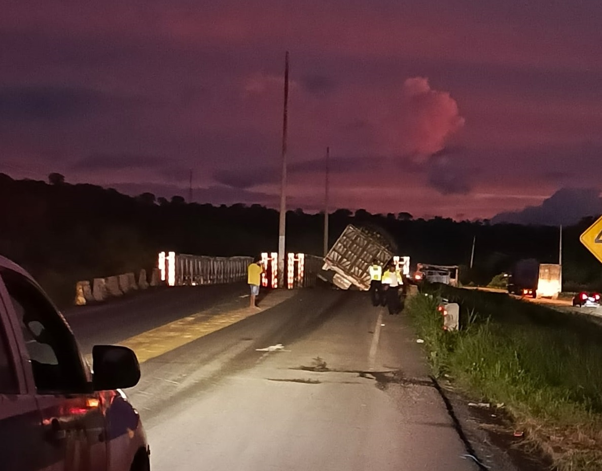 Manabí. Cae plancha del puente provisional de Quimís, en la vía La Pila-Jipijapa