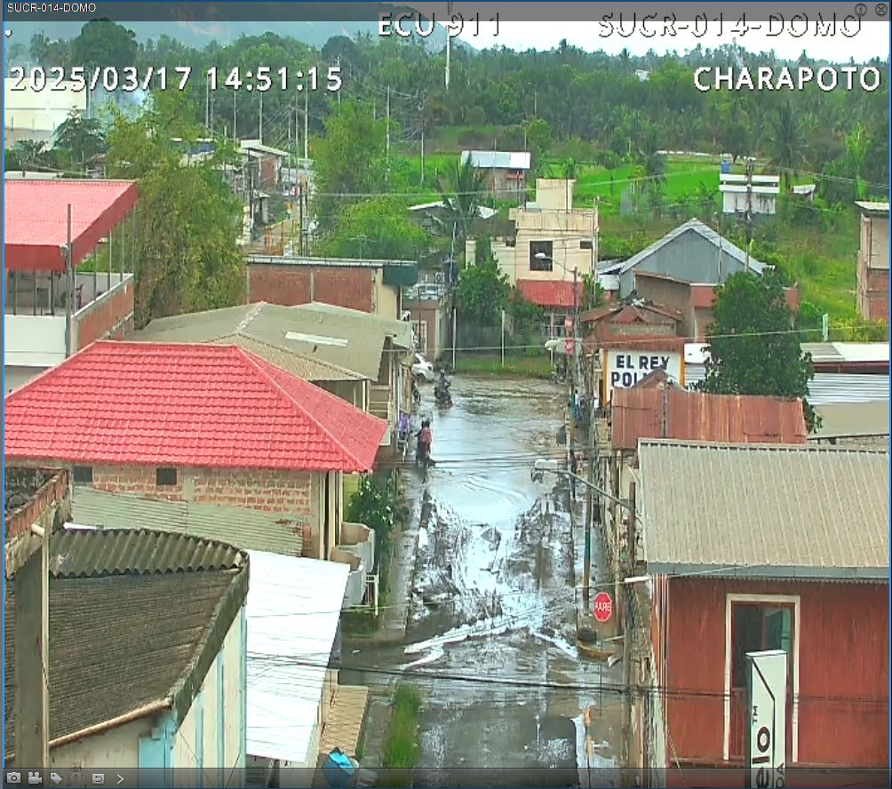 Manabí. Desbordamiento de quebrada inunda varias calles de Charapotó, en Sucre