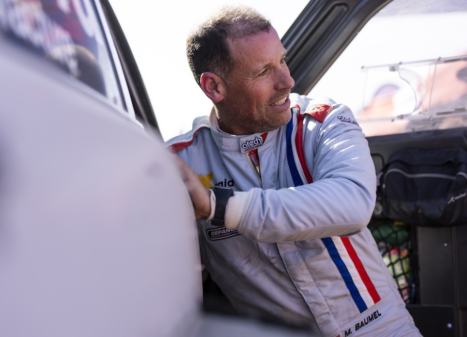 Mathieu Baumel, reconocido copiloto en el mundo del Rally Dakar, sufrió la amputación de su pierna derecha tras ser atropellado.
