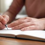 Mujer escribiendo