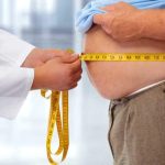 Un estudio de la Universidad Complutense de Madrid sugiere que la melatonina reduce la grasa visceral, abriendo nuevas vías contra la obesidad en 2025.