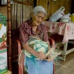 Pilarcita Véliz Saltos es incombustible. A sus 103 años aún realiza la labor de tejer sombreros. Ella reside en la capital de los manabitas.
