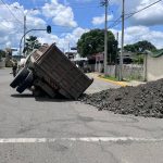 Portoviejo. Volqueta queda atrapada en un nuevo socavón