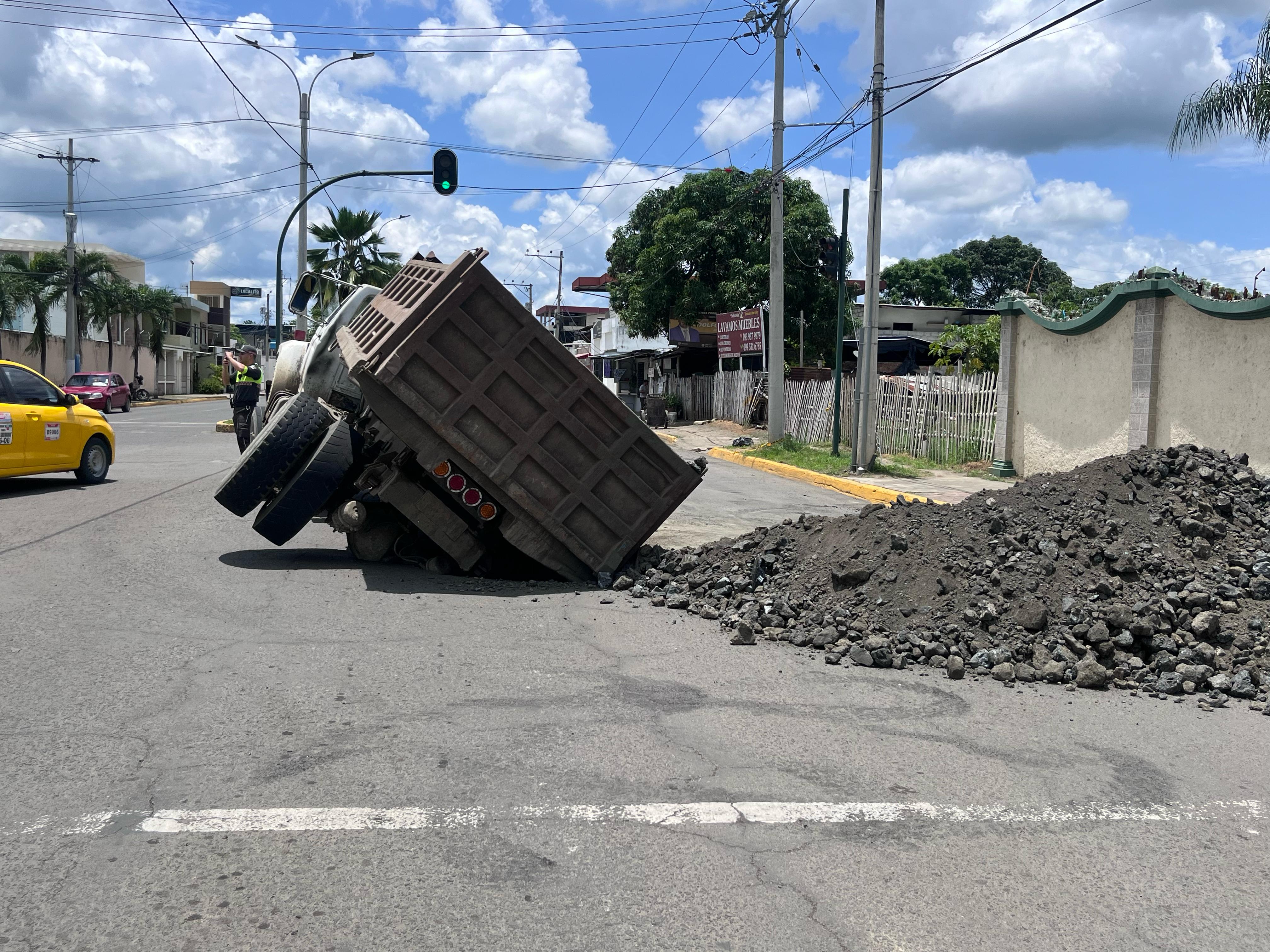 Portoviejo. Volqueta queda atrapada en un nuevo socavón
