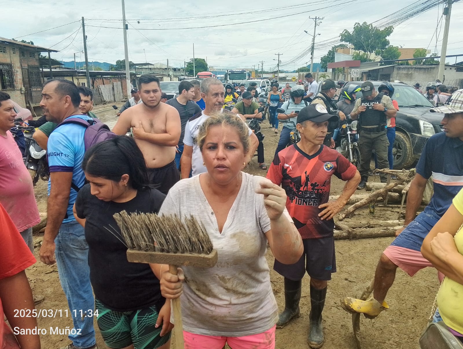 Reclamo. Vía Portoviejo-Santa Ana sufrió dos bloqueos por moradores, tras desbordamiento de quebrada