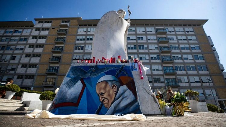 Roma. El Papa Francisco cumple 12 años de Pontificado internado, pero con mejoría de salud