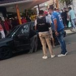 Sicarios a bordo de una motocicleta acabaron con la vida de un hombre, quien estaba dentro de un vehículo.