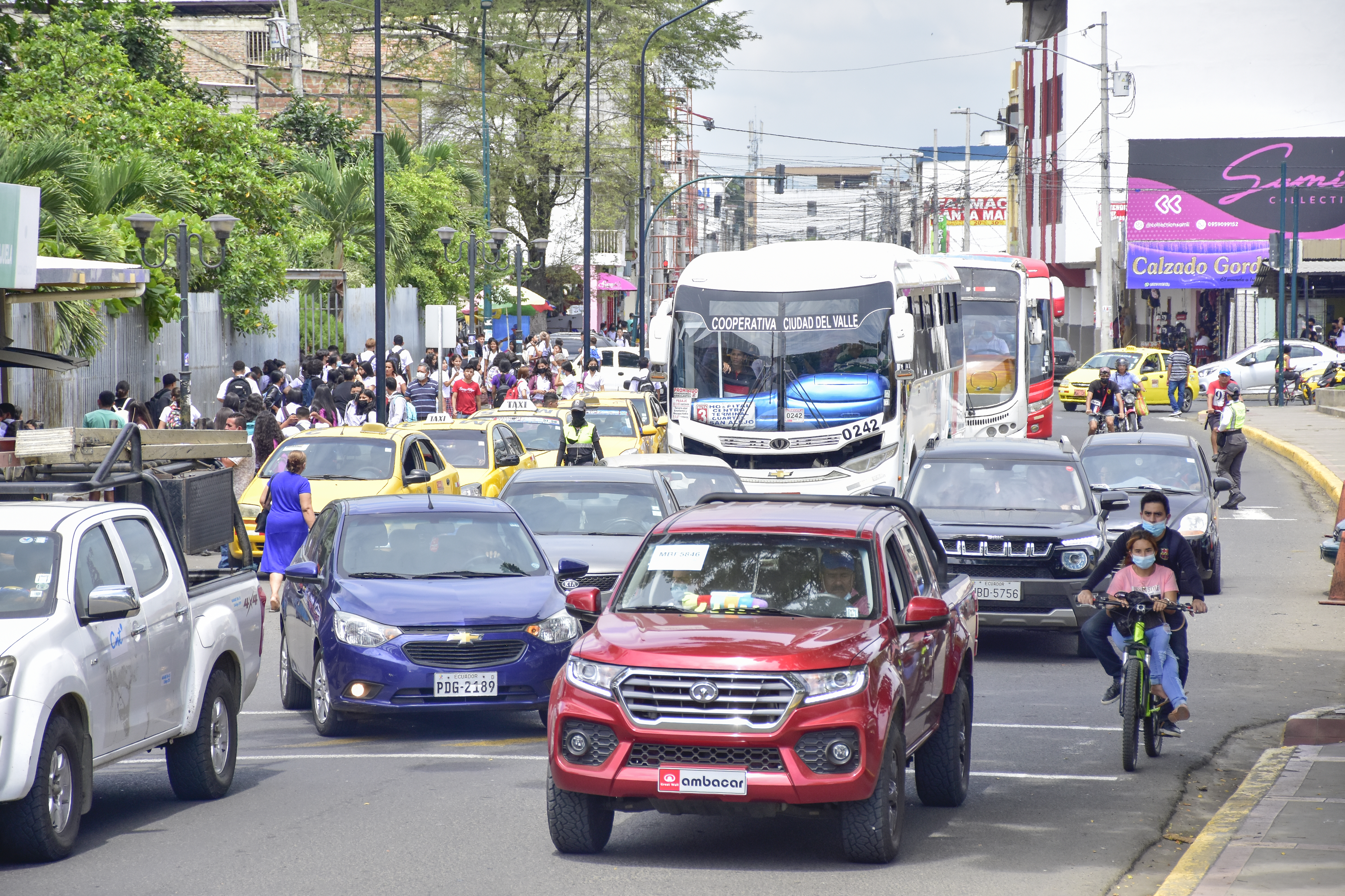 Estado del tráfico vehicular en la hora del almuerzo del viernes, 7 de marzo