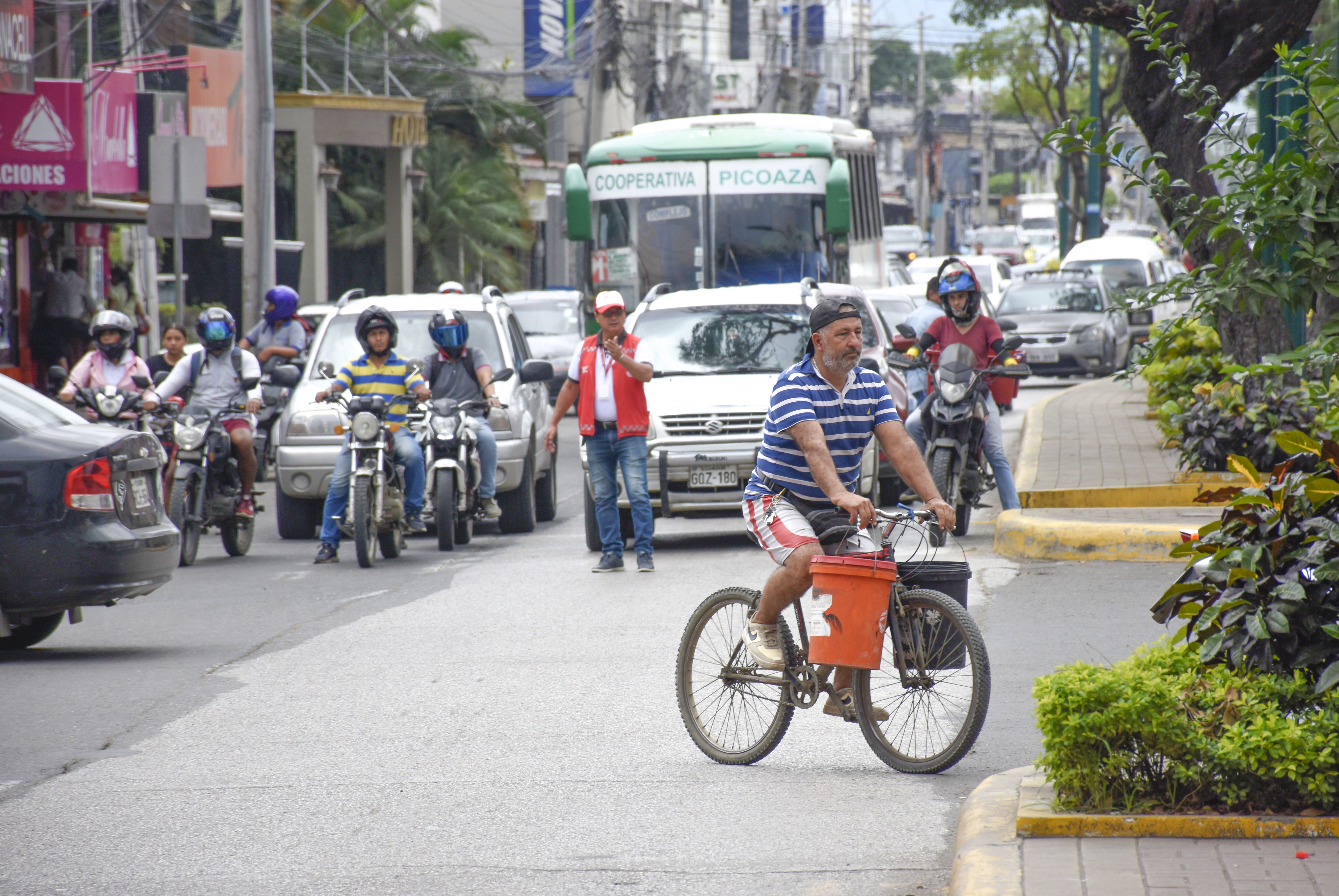 La capital manabita registra alto tráfico vehicular en el retorno a casa del jueves, 13 de marzo