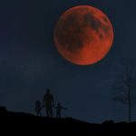 Un eclipse lunar ocurre cuando la Tierra se posiciona entre el Sol y la Luna, proyectando su sombra sobre la superficie lunar.