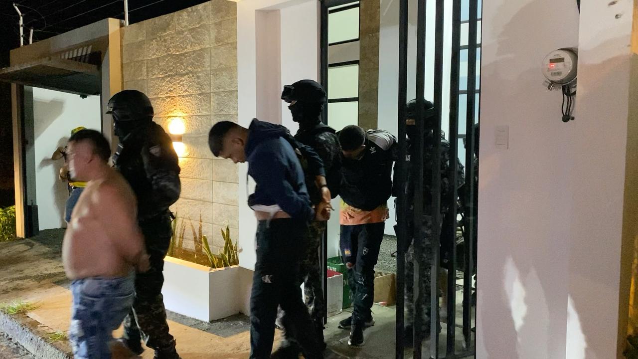 Presuntos miembros de "Los Pepes" fueron detenidos en Manta.