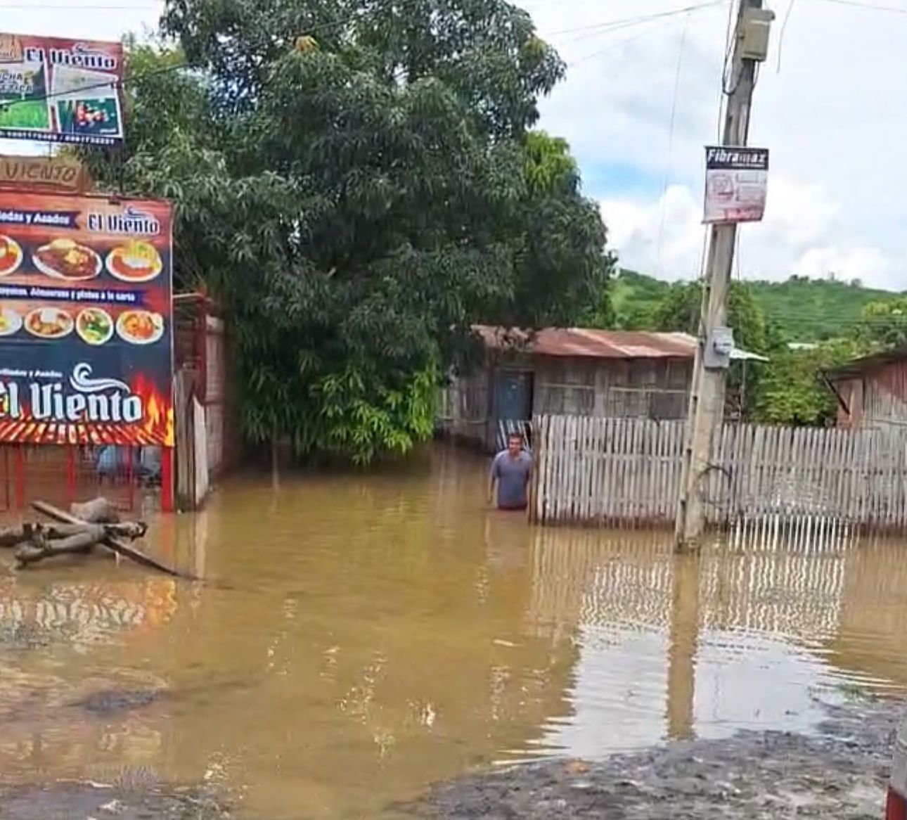 Inundaciones en Portoviejo: Lluvias afectan Lomas de los Vientos y desbordan canal Río de Oro