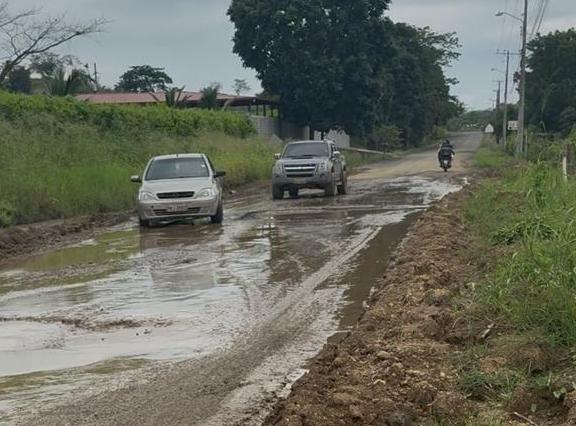 Municipio de Olmedo interviene vía a Santa Ana ante daños por lluvias