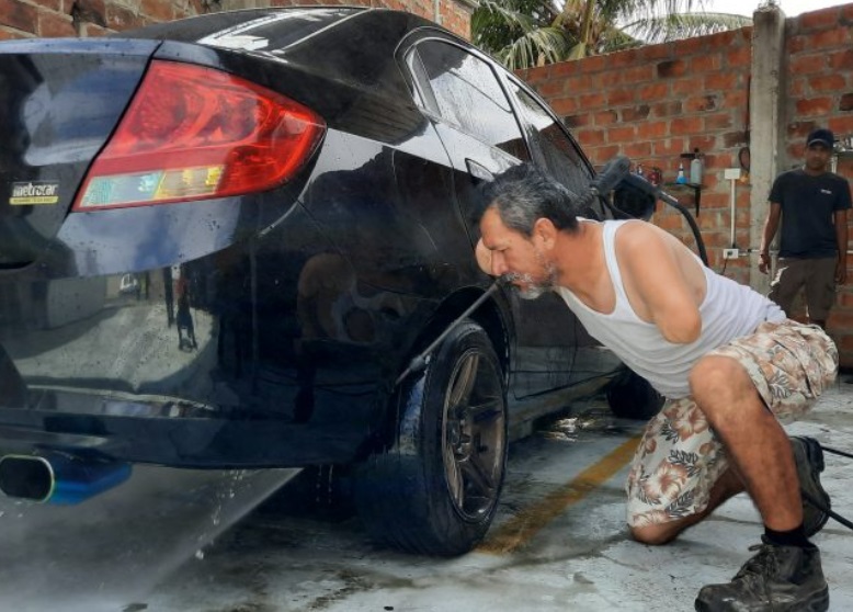 Le donan prótesis a Christian Cedeño, quien lavaba carros pese a no tener  brazos - El Diario Ecuador