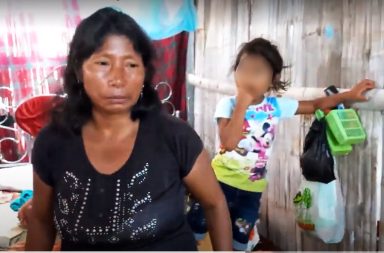 Enma María García muestra el lugar donde vive con diez miembros de su familia, damnificados del terremoto en Manabí, en Bahía de Caráquez.