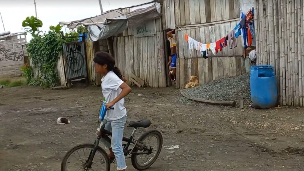 En el sector Brisas del Pacífico, de Pedernales, hay muchas familias viviendo en casas improvisadas después del terremoto.