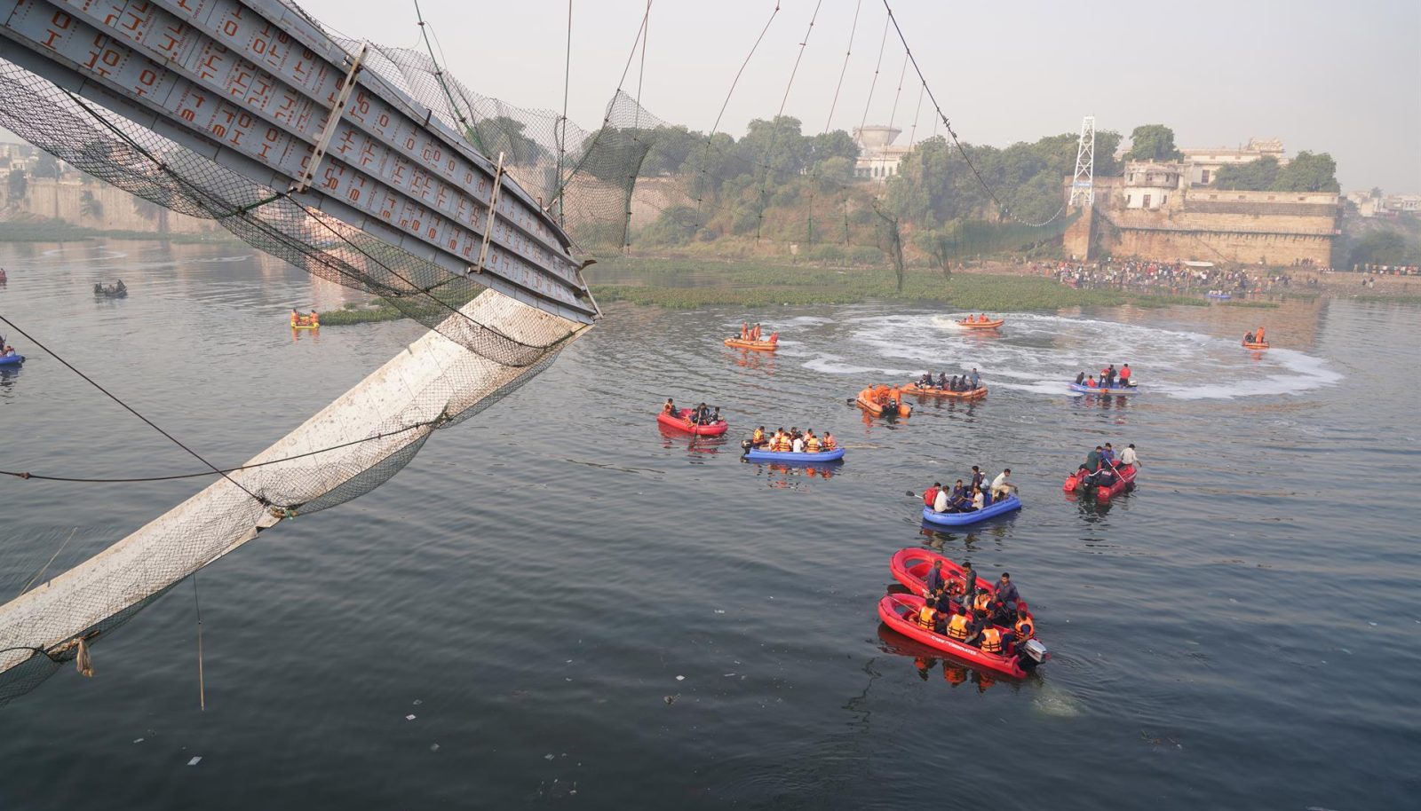 colapso de un puente que dejó 134 muertos en la India