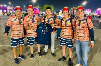 Hincha ecuatoriano enmarcará la camiseta que Moisés Caicedo le dio al culminar el partido Ecuador vs. Países Bajos