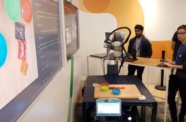 Un técnico de Google hace una demostración sobre el uso de la Inteligencia Artificial (IA) en la robótica