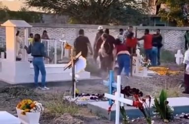 Personas se pelean en un cementerio de México.