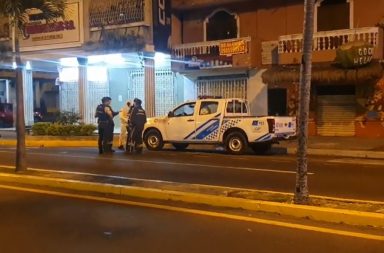 Policías acordonan el área donde se registró una balacera en Guayaquil.