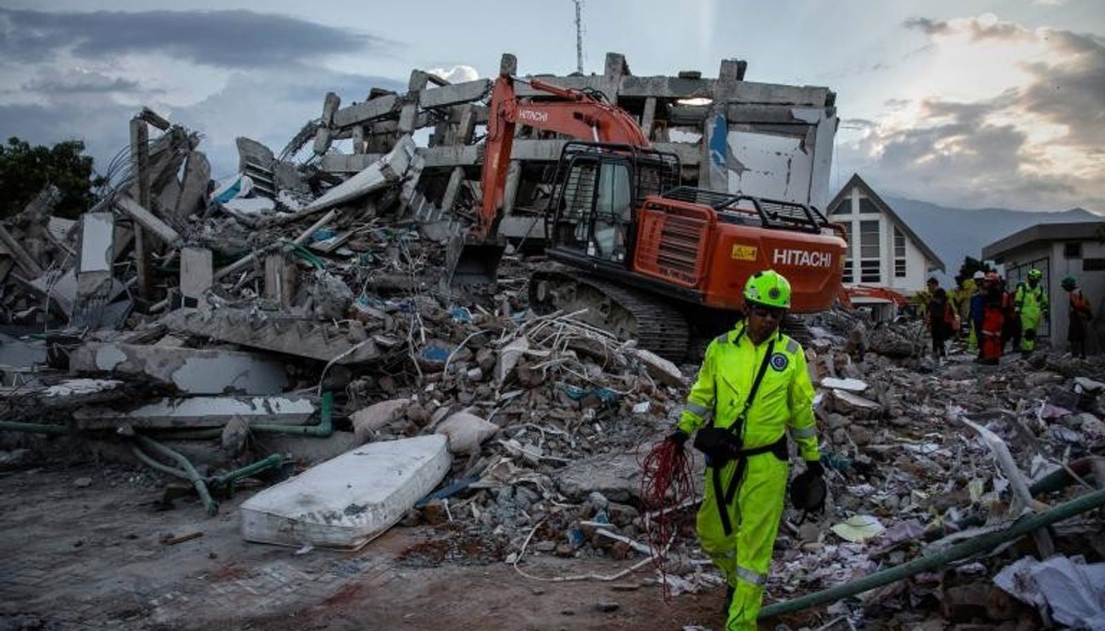 Terremoto en Indonesia deja 55 muertos y más de 700 heridos.