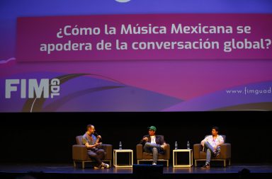 El moderador y editor de Spotify, Uriel Waisel (i), el buscador de talentos de Sony Music, Gilberto Montero (c), y el editor sénior de música mexicana de la plataforma musical Spotify, Gerardo Mora