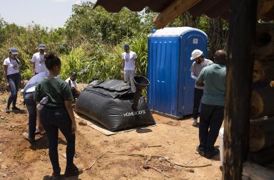 Trabajadores y voluntarios instalan sanitarios en la aldea Tekua Itakupe, una de las seis aldeas que forman parte de la reserva de Jaraguá, a las afueras de la zona metropolitana de Sao Paulo