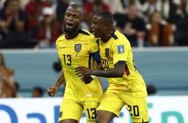 Énner Valencia (d) de Ecuador celebra un gol de Ecuador ante Qatar