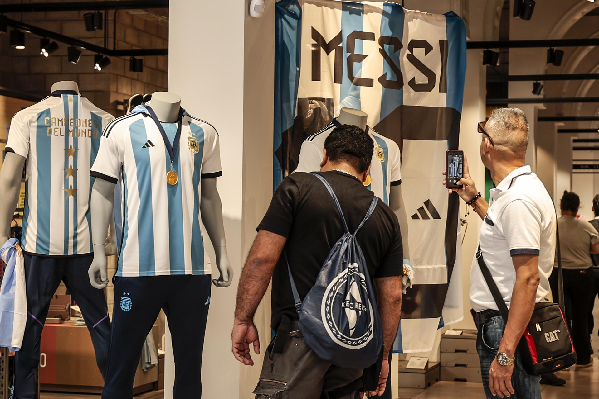 Comienza la venta de la nueva camiseta de Argentina con las 3 estrellas