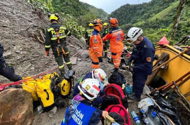 Decenas de socorristas trabajan en el rescate de las personas que fueron atrapadas pro el derrumbe en Risaralda.