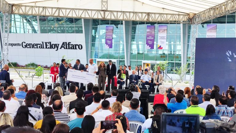 El presidente de la República Guillermo Lasso entregó la nueva terminal del aeropuerto Eloy Alfaro de Manta.